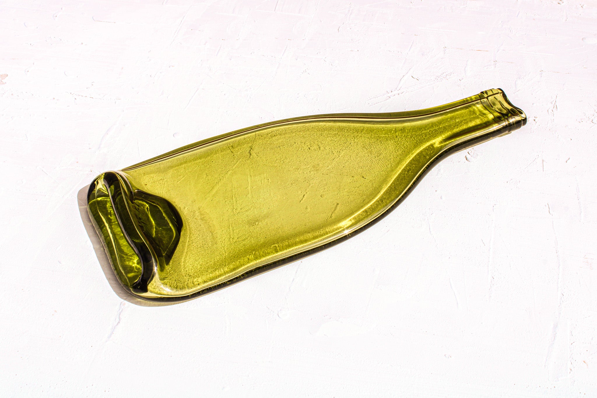 Une plateau aperitive en verre recyclée.