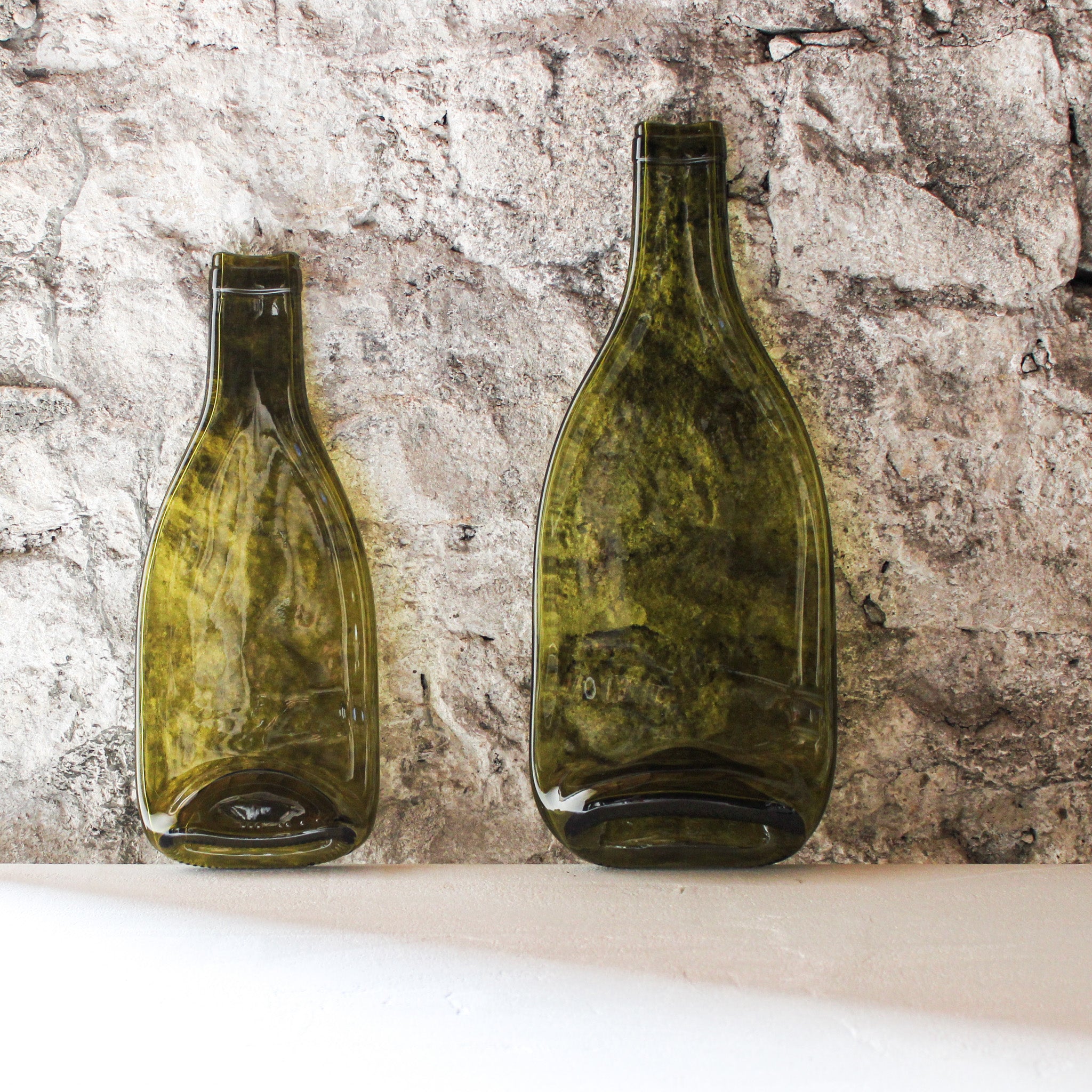 Deux plateaux apéritives en bouteille de Chardonnay recyclée, tailles demi et standard.