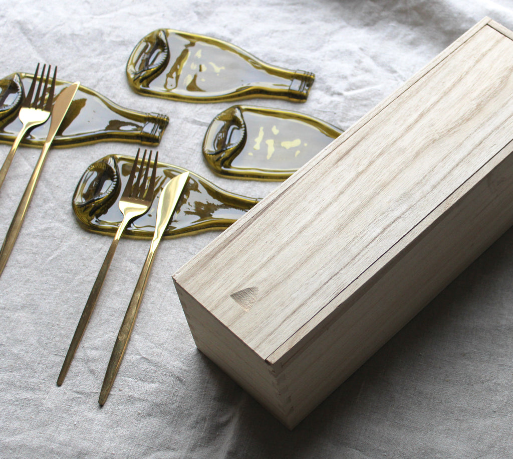 Quatre repose-couverts avec leur coffre cadeau en bois.