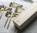 Quatre repose-couverts avec leur coffre cadeau en bois.