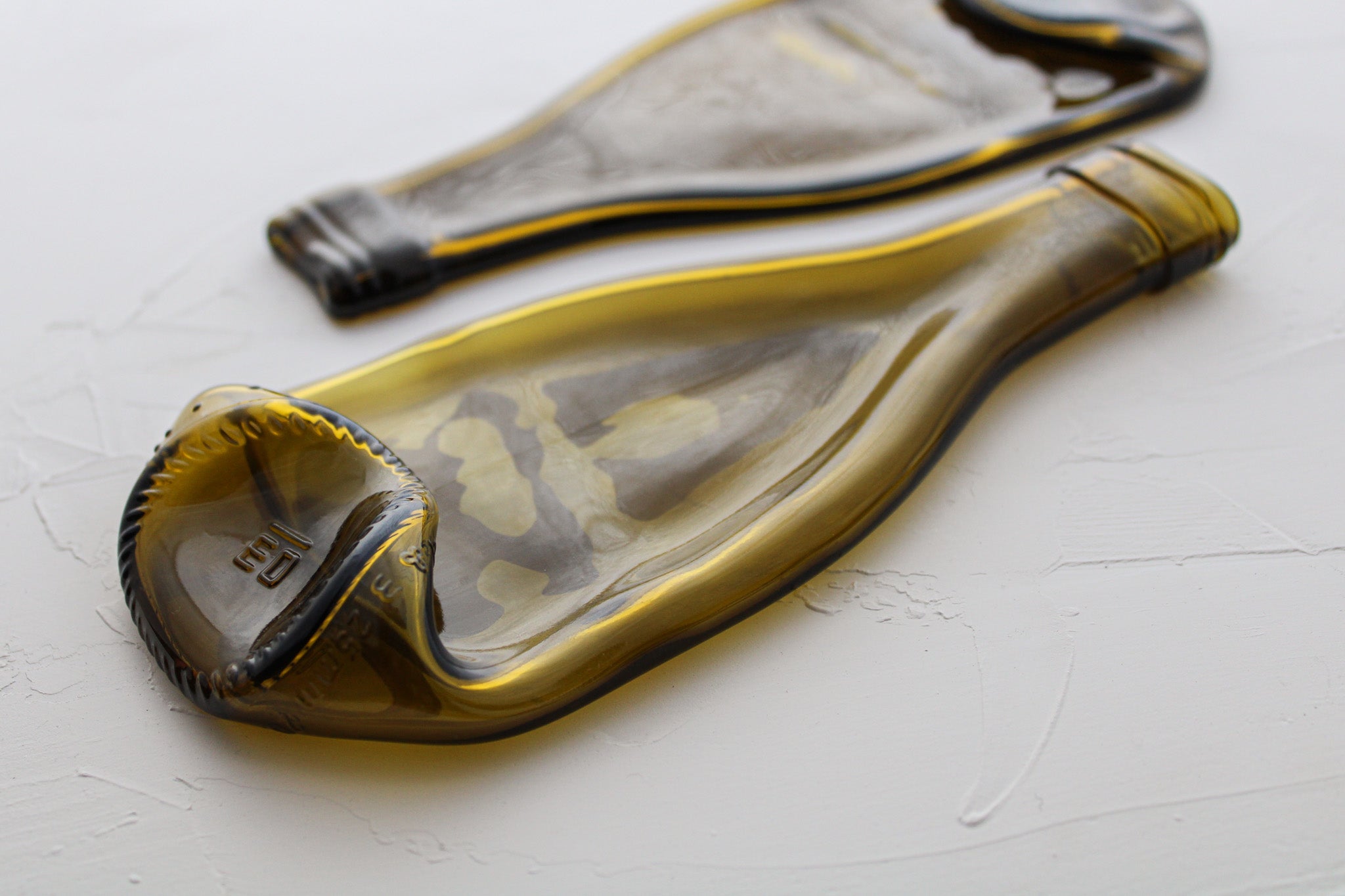 Deux repose couverts en bouteille upcyclée.